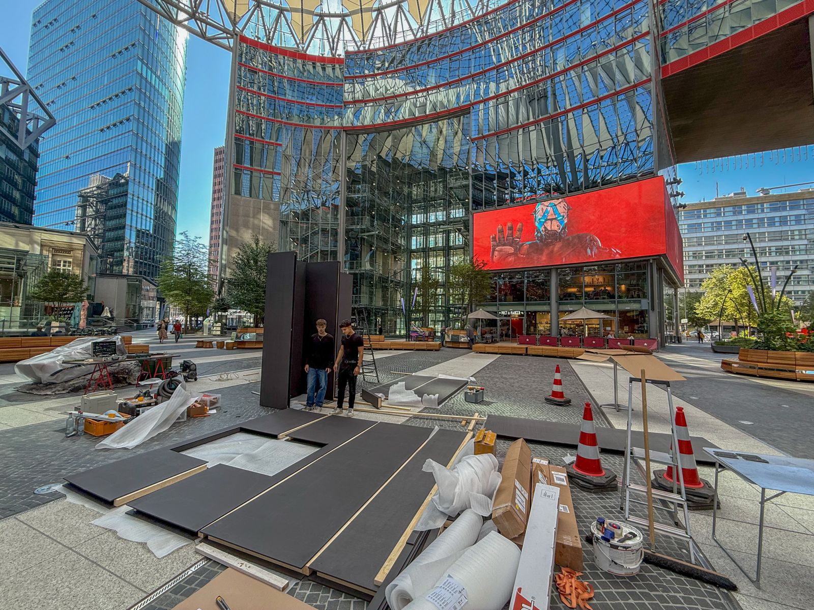 Montage der Außenwände vor dem Sony Center