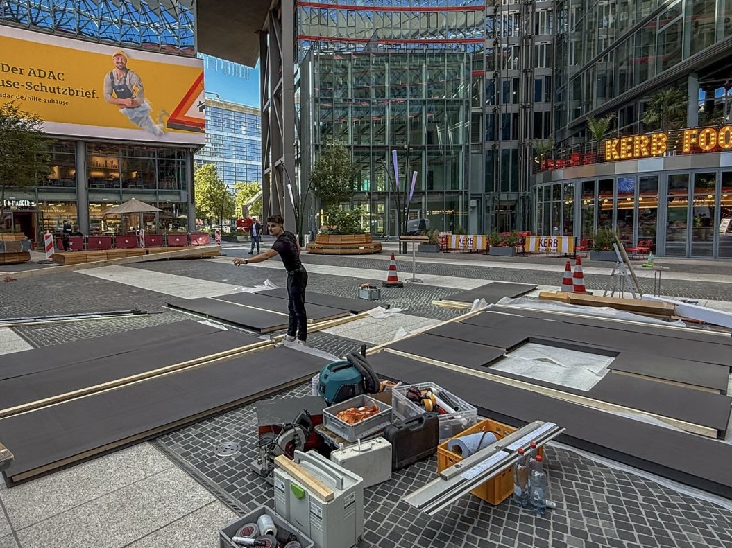 Vor-Ort-Aufbau der Fotobox-Struktur am Potsdamer Platz